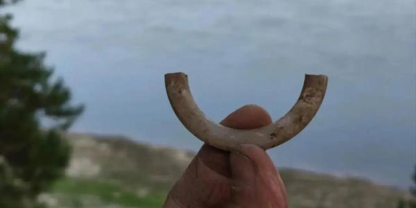 Археологи нашли в Хангаласском улусе редкое украшение из нефрита