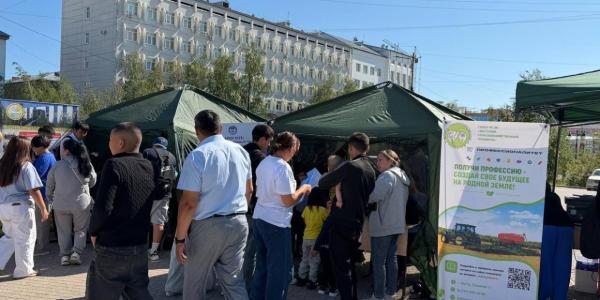 На площади Дружбы проходит день подачи документов в колледжи и техникумы