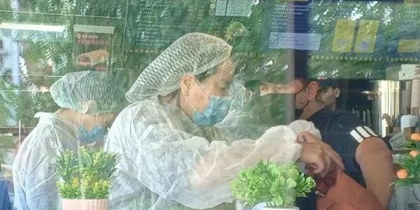 Фотофакт: в киоске Doner 14 работает Роспотребнадзор