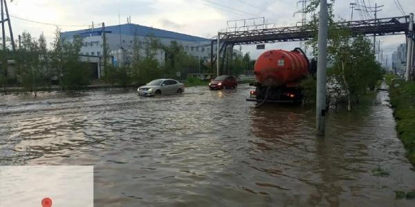 В Якутске всю ночь откачивали дождевую воду. За сутки откачано 5 122 м³