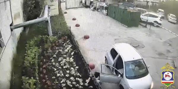 Видео: жительница Жатая украла цветы с клумб в центре Якутска