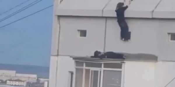 Госстройжилнадзор Якутии: нельзя находиться на крышах многоквартирных домов