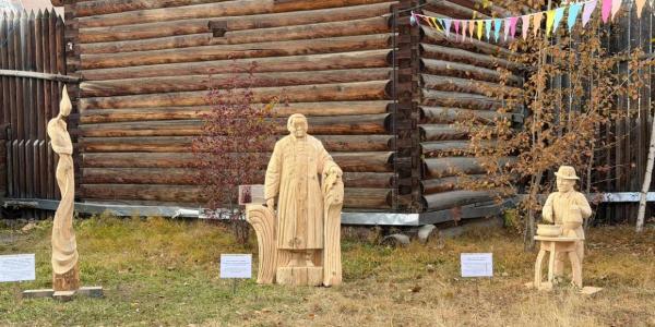 Первые деревянные скульптуры украсили Старый город