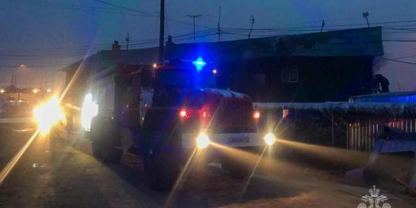 Пожарные потушили огонь в двухэтажном доме в Якутске