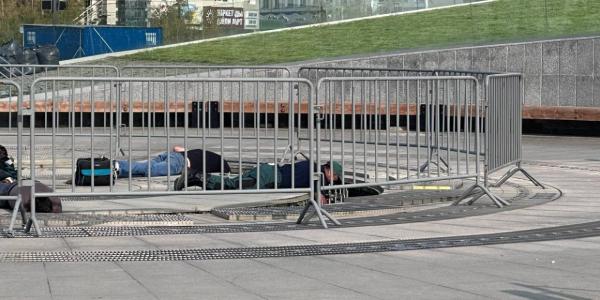 Якутяне кидают бычки и пивные банки в решетки фонтана на площади Республики
