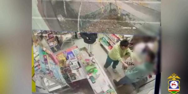 В Якутске пара вынесла из магазина три ящика пива. Момент грабежа попал на видео