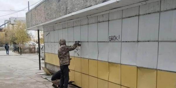 Фотофакт: на ул. Пояркова начали демонтаж заброшенного киоска