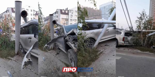 В Якутске автомобиль снес опору освещения, повредил светофор и дорожный знак