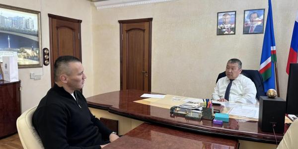Мэр Якутска принял у себя спортсмена Айаала Лазарева
