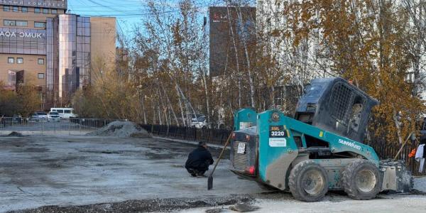 Фотофакт: в Якутске приводят в порядок парковки у ДП-2
