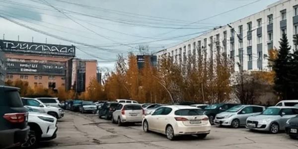 На улице Аммосова закроют половину парковки у ДП-2