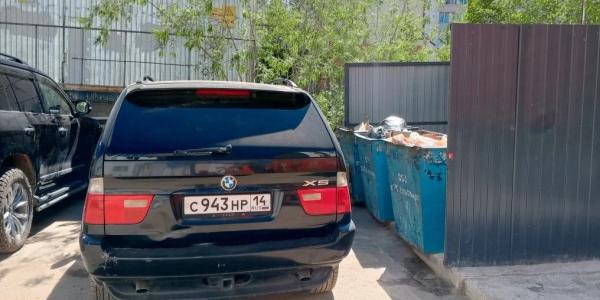 В Якутске первых двух автовладельцев накажут за парковку у мусорных контейнеров