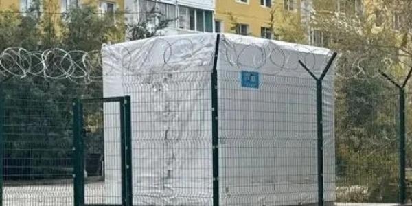 Жителей Якутска обеспокоило появление будки, огороженной колючей проволокой
