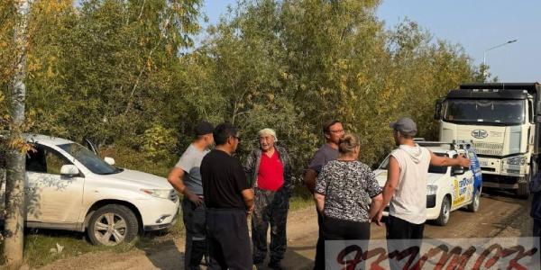 Жители Владимировки перекрыли дорогу, устав от гонщиков и грузовиков