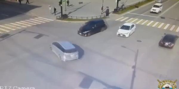 Появилось видео ДТП на площади Ленина