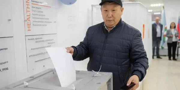 В Якутске открылись избирательные участки. Мэр уже проголосовал