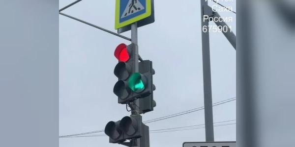 На светофоре на перекрестке Пилотов — Можайского появилась зеленая стрелка направо