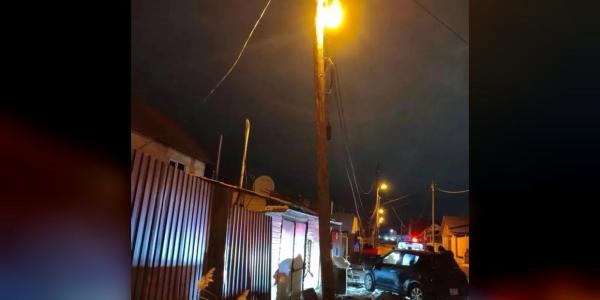 Водитель наехал на опору ЛЭП и оставил часть Якутска без света