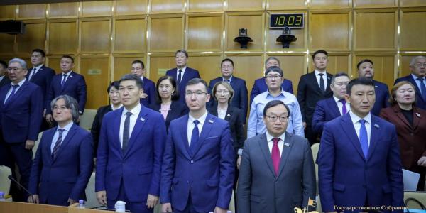 Фоторепортаж: депутаты Ил Тумэна на пленарном заседании