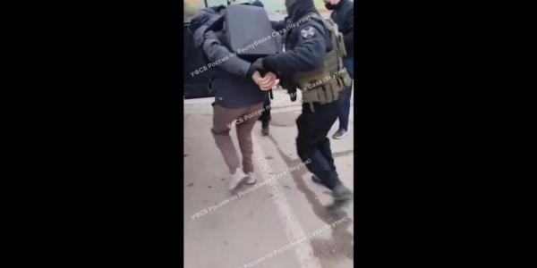 Видео: жителя Якутска задержали по подозрению в финансировании террористов