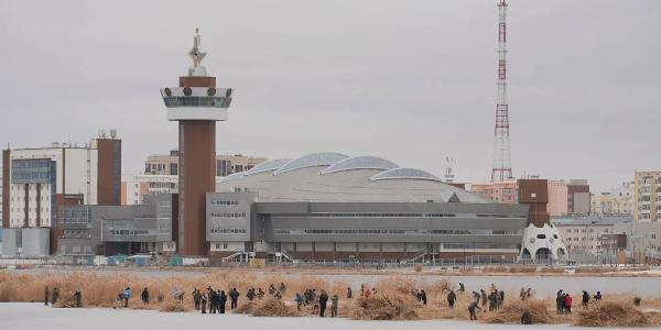 На борьбу с камышом в Якутске вышло более тысячи человек