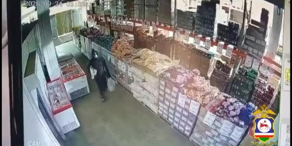 Видео: вор в маске орудует в магазине Якутска