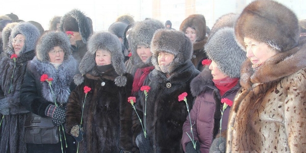 К мемориальной плите города-героя Ленинграда возложили цветы
