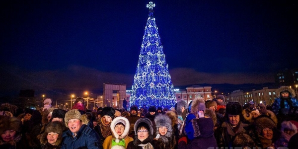В Якутске зажглась первая новогодняя елка страны!
