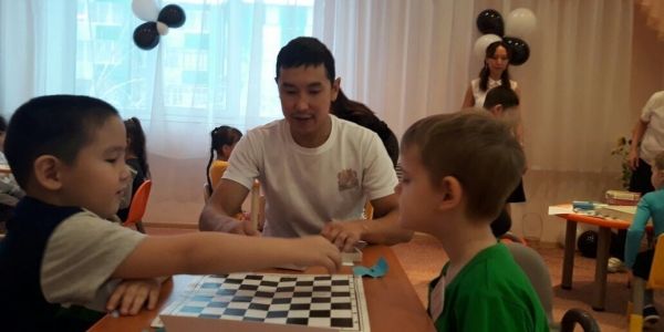 Дошкольники Губинского округа приняли участие в турнире по русским шашкам