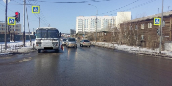 В Якутске автобус проехал по ноге женщины