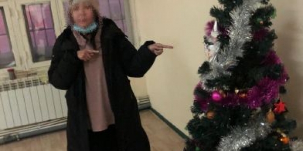 Женщину, забравшую елку из подъезда дома в Якутске, установили 