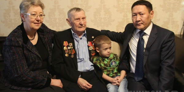 В Якутске поздравили участника Сталинградской битвы Петра Рыбкина