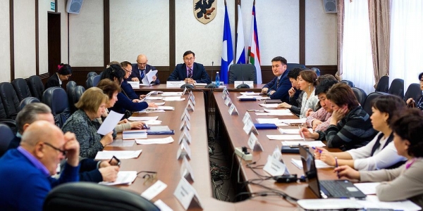 В Якутске состоялось заседание трехсторонней комиссии по регулированию социально-трудовых отношений