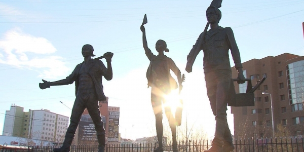 В Якутске открыли памятник студенческим отрядам 