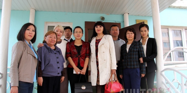Вице-мэр города Тунцзян посетила две школы города Якутска