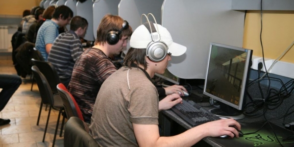Пропавшего без вести подростка искали два дня  и обнаружили в компьютерном зале в Якутске