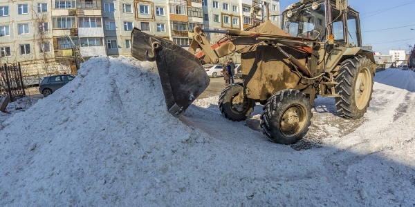 В Якутске идут работы по уборке и вывозу снега