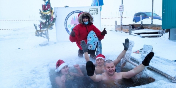 В Якутске любители зимнего плавания искупались в минус 46 градусов 