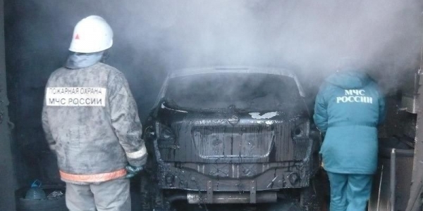 В Якутске сгорело 15 гаражных боксов и 9 машин 