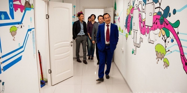 Айсен Николаев посетил офис нового учебного центра «Смарт»