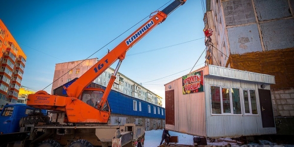 В центре Якутска демонтировали киоск, незаконно торговавший овощами и фруктами