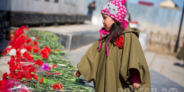 Жители Якутска возложили цветы к мемориалу «Журавли над Ильменем»
