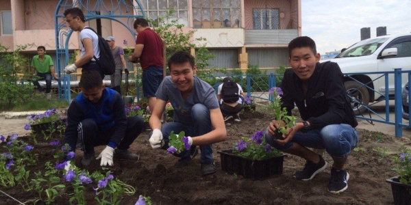 Жители Якутска посадили «Цветы добра»