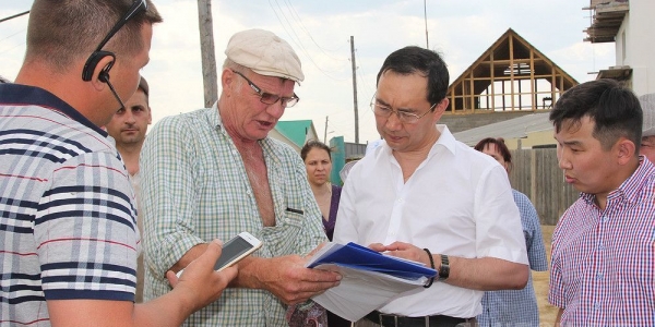 Айсен Николаев проинспектировал ремонт дорог  и встретился с жителями микрорайона Марха