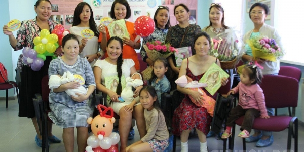Участники «Эстафеты добра» поздравили многодетных матерей с выпиской из роддома