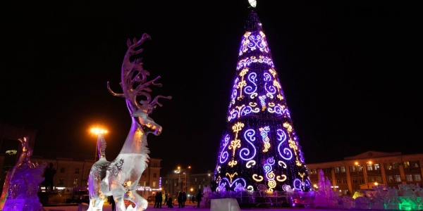 В Якутске зажглась новогодняя елка 