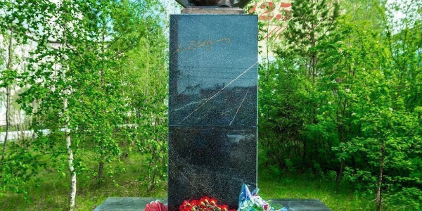 В Якутске возложили цветы к бюсту Пушкина
