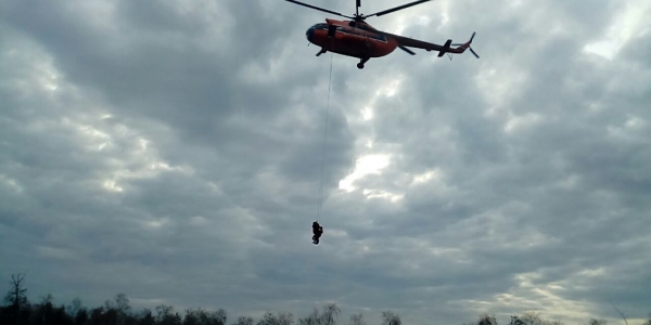 Охотников эвакуировали с помощью вертолета
