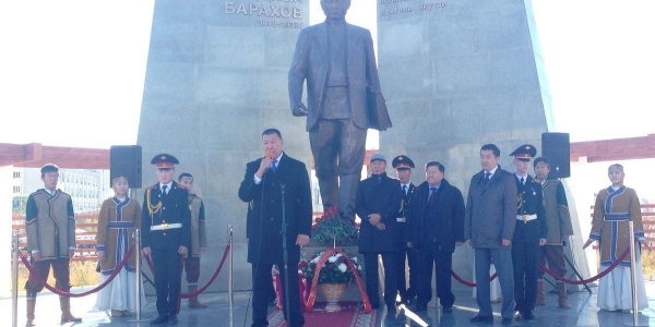 Александр Саввинов возложил цветы к памятнику Исидора Барахова