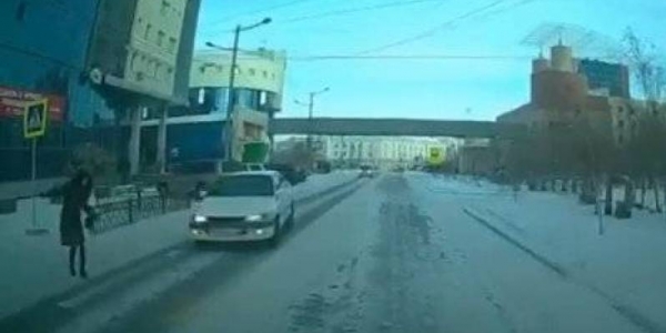 Полиция Якутска разыскивает водителя, не уступившего дорогу пешеходу